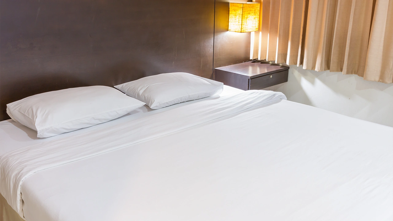 Hotel White Sheets Maintenance